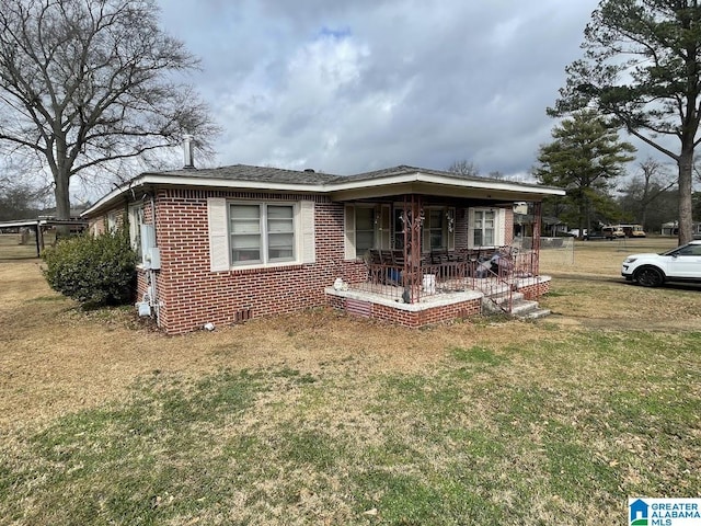 view of front of house with covered porch and a front yard