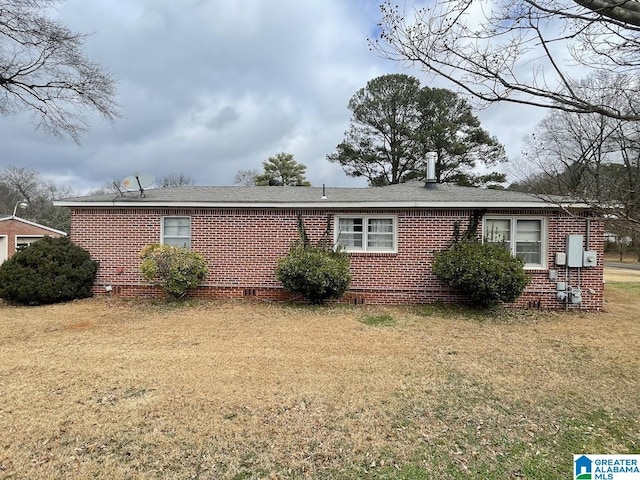 view of front facade with a front yard