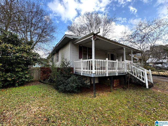 view of front facade with a front lawn