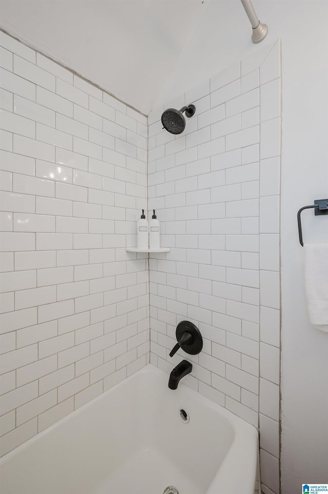 bathroom featuring tiled shower / bath