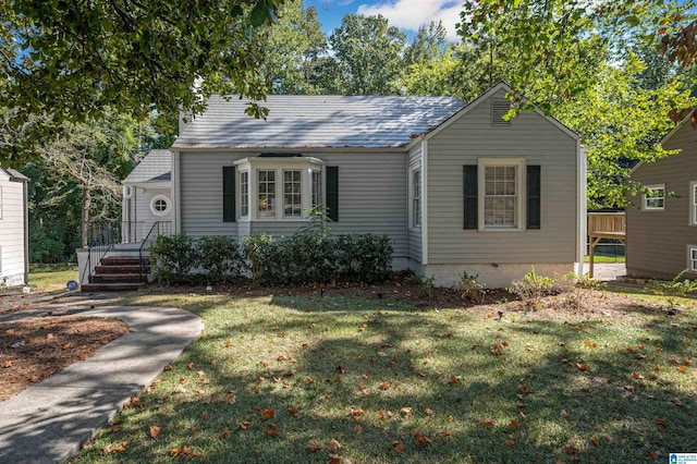 single story home featuring a front lawn