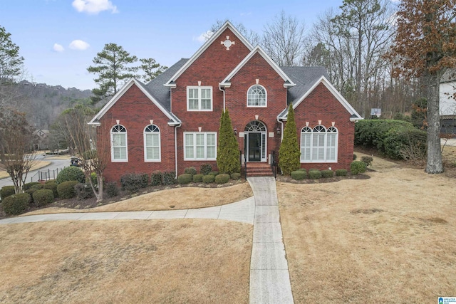 front of property featuring a front lawn