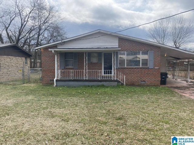 view of front of home featuring a front lawn, a carport, and covered porch