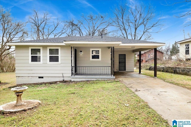 view of front of property featuring a front lawn and a carport