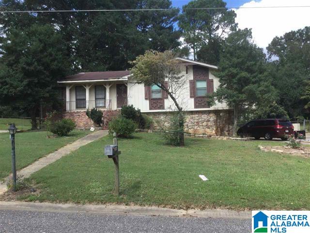 view of front of house with a front lawn