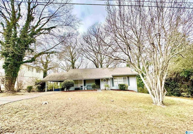 view of front of house with a carport and a front yard