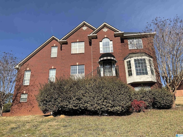 view of front facade with a front lawn