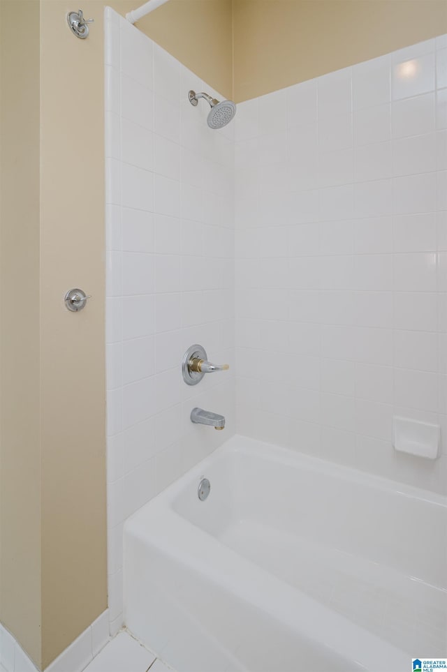 bathroom with tiled shower / bath