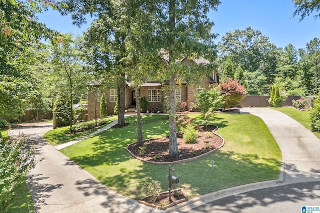 view of front of house featuring a front yard