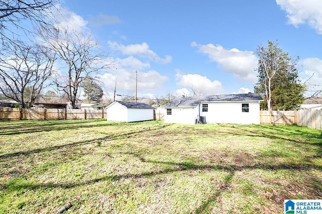 view of yard with a shed