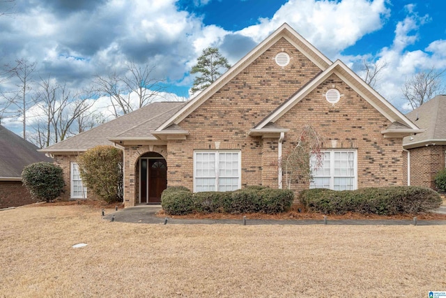 view of front property featuring a front yard