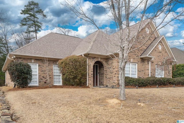 view of front of house featuring a front yard