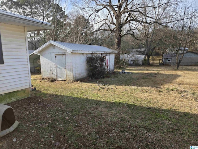 view of yard featuring a storage unit