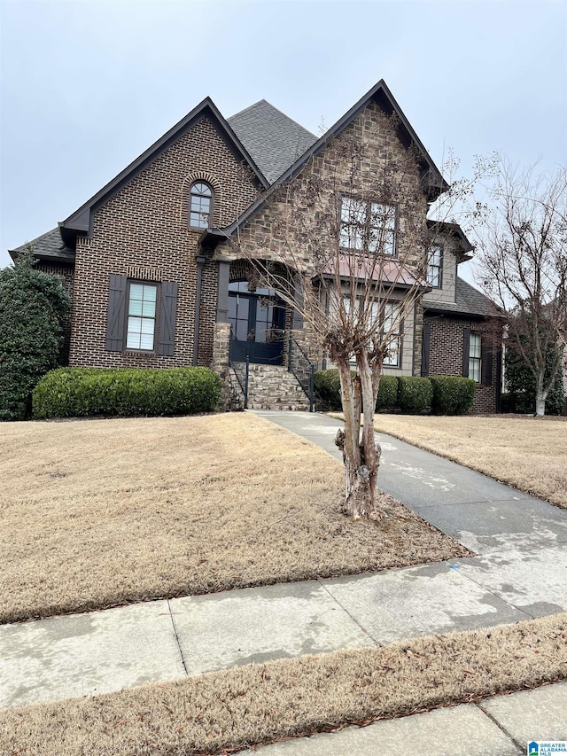 view of front of house featuring a front yard