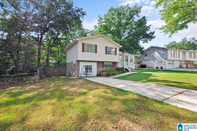 view of front facade featuring a front lawn