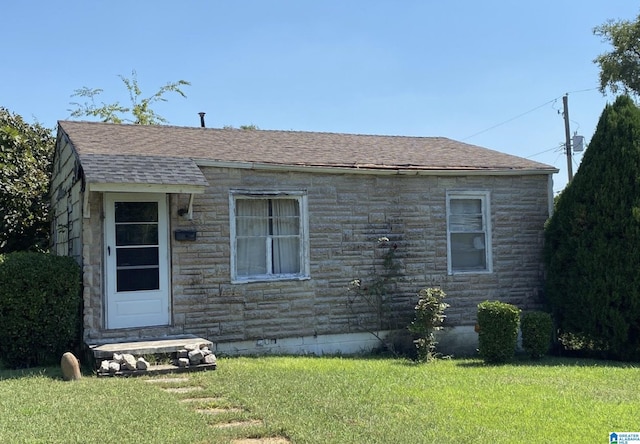 view of front of house featuring a front lawn