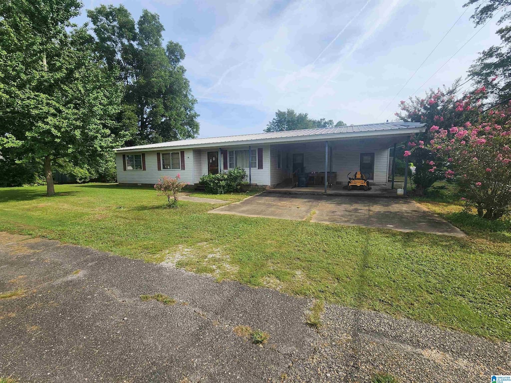 view of front of house with a carport and a front yard