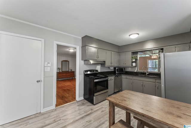 kitchen with sink, crown molding, light hardwood / wood-style flooring, gray cabinetry, and stainless steel appliances