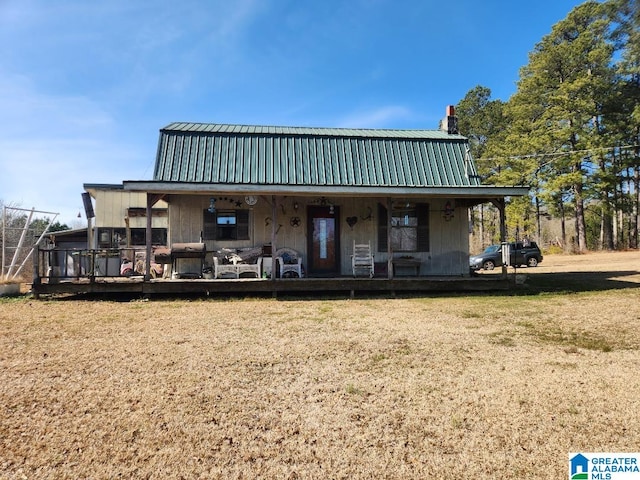 view of front facade featuring a front lawn