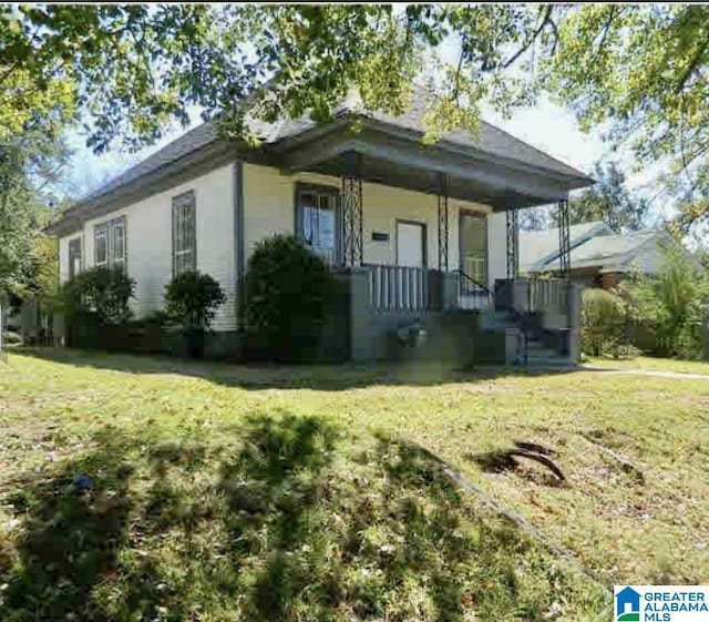 view of front of house featuring a porch and a front lawn