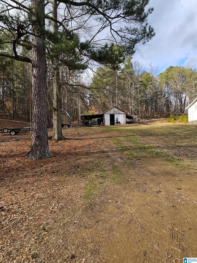 view of yard featuring an outdoor structure