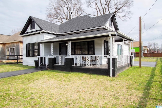 view of front of property featuring a front lawn and a porch