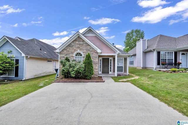 view of front of property featuring a front yard