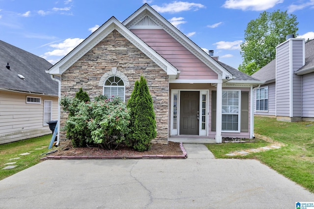 view of front of home featuring a front lawn