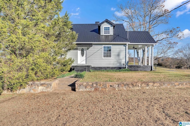 view of front of house featuring a front lawn and covered porch