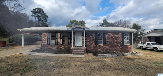 view of front of home with a front lawn and a carport