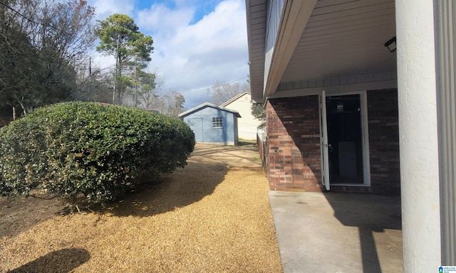 view of yard featuring a shed