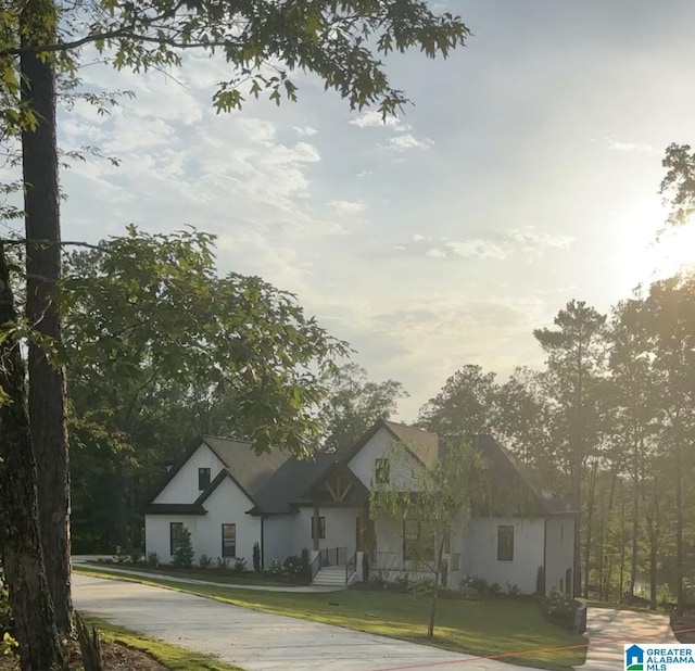 view of front of house featuring a front yard