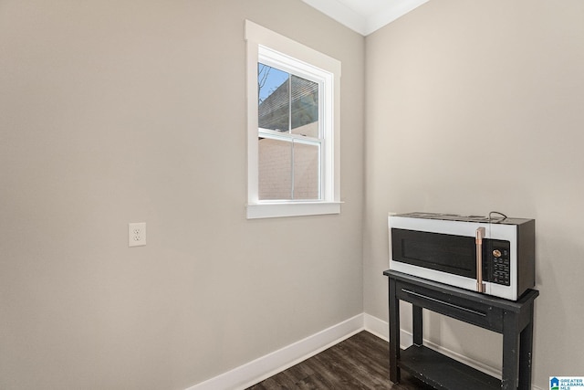 sitting room with dark wood-style floors and baseboards