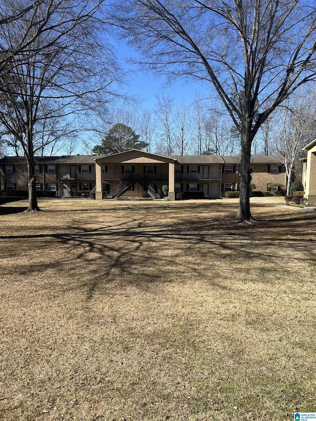 view of front of house featuring a front lawn