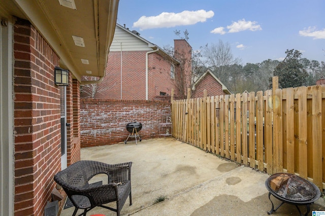 view of patio featuring an outdoor fire pit