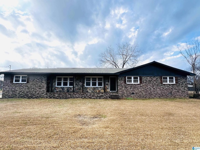 single story home with a front lawn