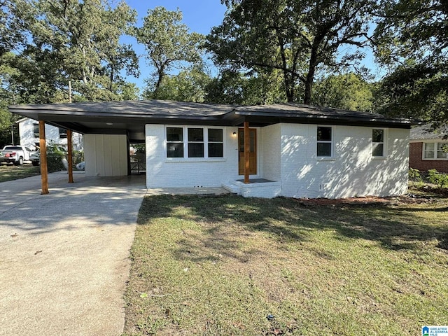 view of front of house featuring a front yard and a carport