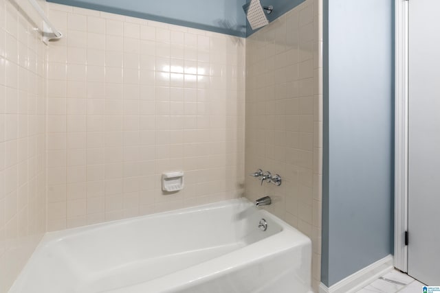 bathroom with tiled shower / bath combo