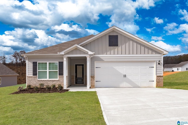 craftsman house featuring a garage and a front lawn