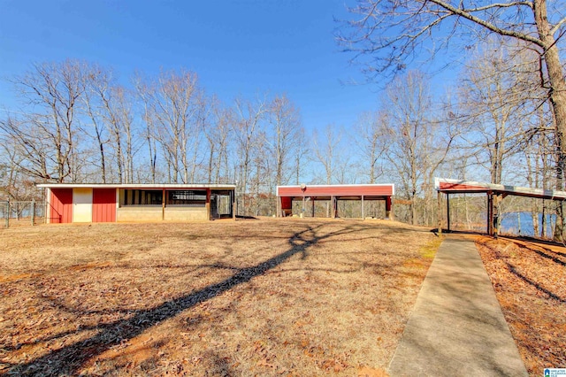 view of yard with an outdoor structure