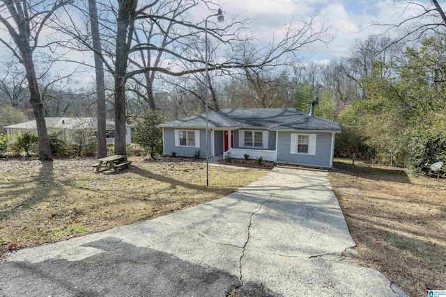 single story home featuring a front yard