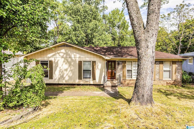 view of front of home featuring a front yard