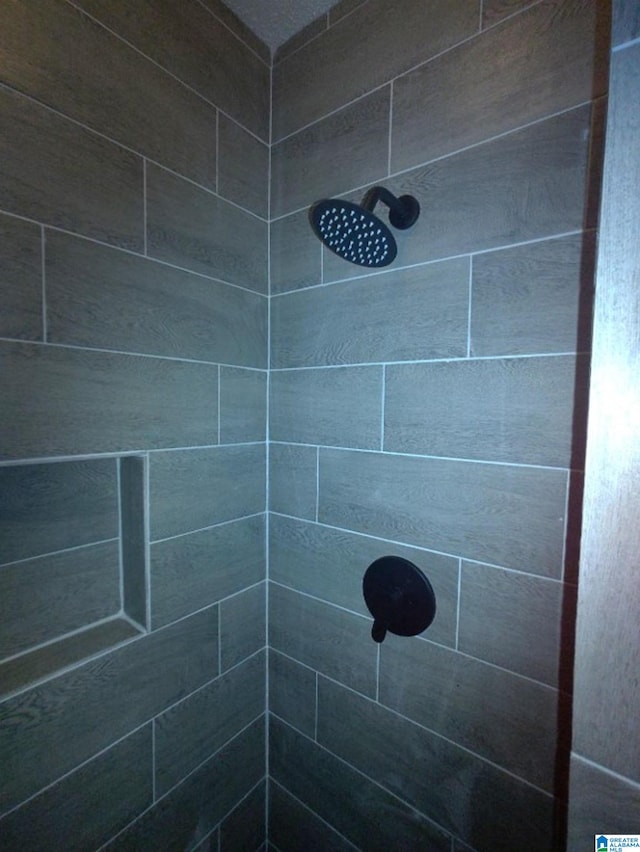 room details featuring a tile shower