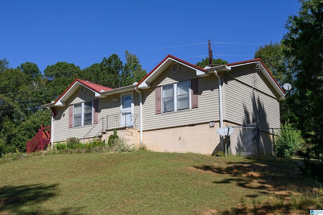 view of front of house featuring a front lawn