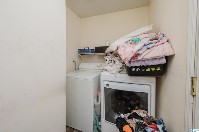 washroom featuring washing machine and clothes dryer