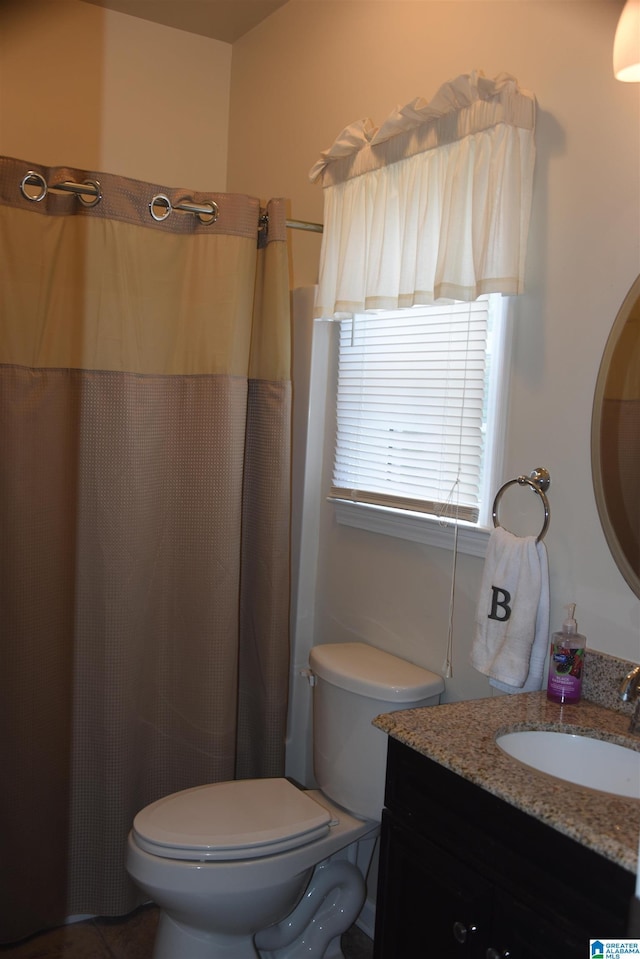 full bathroom featuring a shower with curtain, vanity, and toilet