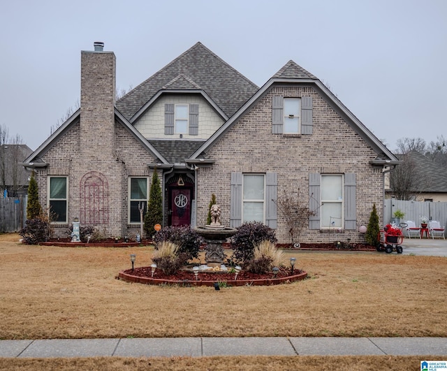 view of front of home featuring a front lawn