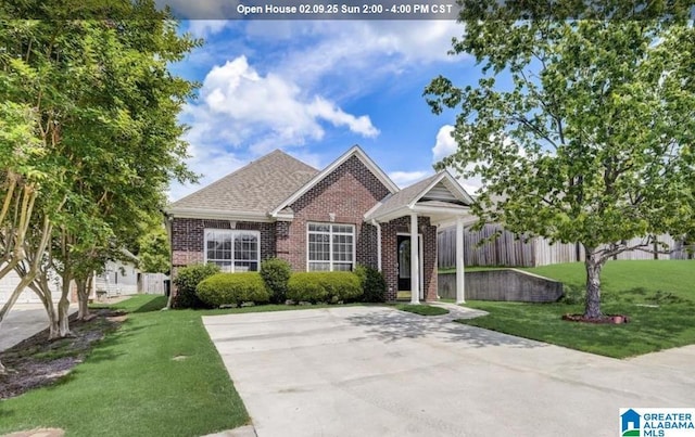 view of front of home featuring a front lawn