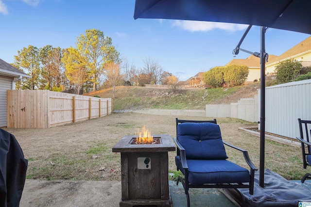 view of yard featuring an outdoor fire pit