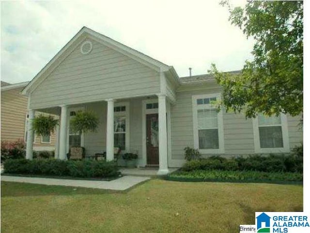 view of front facade with covered porch and a front lawn